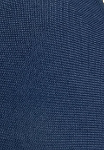 Tecido texturizado azul marinho com um acabamento suave, apresentando um padrão de trama apertada e uma cor consistente em toda a superfície.