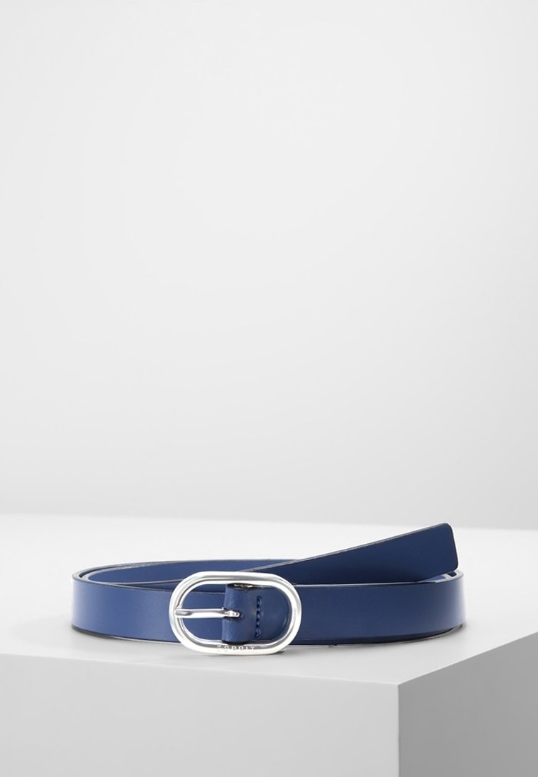 Ceinture en cuir bleu marine à texture lisse, dotée d'une boucle ovale en argent et d'un design épuré, posée à plat sur un fond clair.