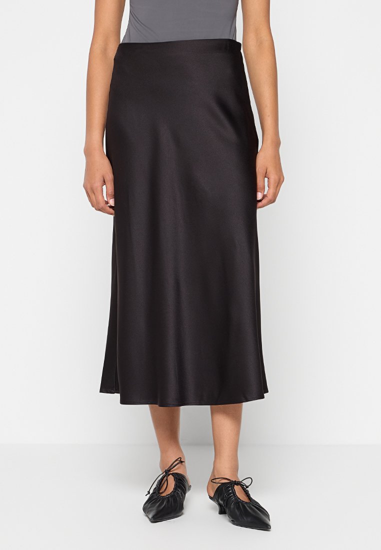 Zwarte satijnen midi-rok met een gladde textuur, voorzien van een aansluitende taille en een vloeiende silhouet die tot de enkel valt.