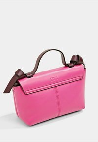 Różowa skórzana torebka z ciemnobrązowym paskiem, prostokątna, z przednią klapą i wytłoczonym logo. Gładka tekstura i minimalistyczny design.