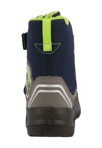 Bota de senderismo en azul marino y gris con suela de goma texturizada, detalles reflectantes y una lengüeta verde en el talón. Cuenta con una correa de seguridad.