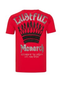 Rotes Baumwoll-T-Shirt mit einem großen schwarzen Kronen-Design, verziert mit Strassakzenten, und silbernem Text mit der Aufschrift "Lustful Monarch" sowie weiteren Phrasen.