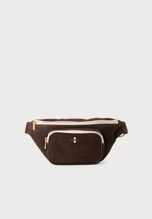 Mala de cintura em camurça castanha com fechos em tom de ouro, um grande compartimento principal e um bolso frontal, textura suave e design minimalista.