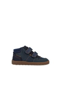 Zapato de caña alta en azul marino con dos tiras de Velcro, costuras de acento, cuello acolchado y suela de goma marrón para un mejor agarre.