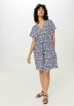 Blumenkleid mit schwarzem Hintergrund und weißen sowie rosa Blumen, kurzen, flatternden Ärmeln und einem V-Ausschnitt. Leichtes Material.