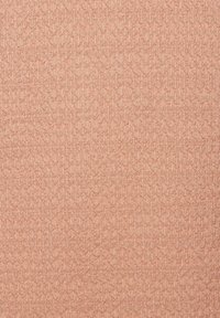 Textiel met een zachte perzikkleur, voorzien van een geometrisch patroon. Het oppervlak lijkt glad met een lichte glans.
