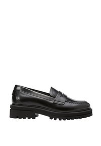 Mocasín de cuero negro con suela de goma gruesa y detalles de costura, que presenta una correa tipo penny y el nombre de la marca en relieve en el lateral.