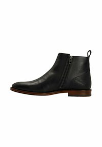 Bottines en cuir noir avec une finition lisse, fermeture éclair latérale, accent texturé au talon et semelle en bois.