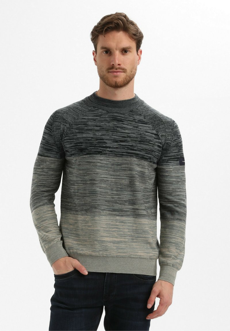 Temno siva in svetlo siva ombre pletena jopica s krojaškim ovratnikom, rebrastimi manšetami in pasom, ki ima teksturirane vzorce na telesu.