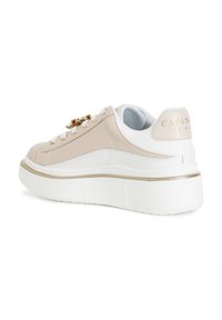 Sneaker beige e bianca con una tomaia testurizzata, dettagli in oro e suola bianca spessa. Presenta il logo sul tallone e un design con lacci.