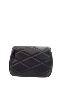Borsa a mano in pelle nera con motivo a diamante, forma tondeggiante e zip dorata. Texture liscia e dimensioni medie.