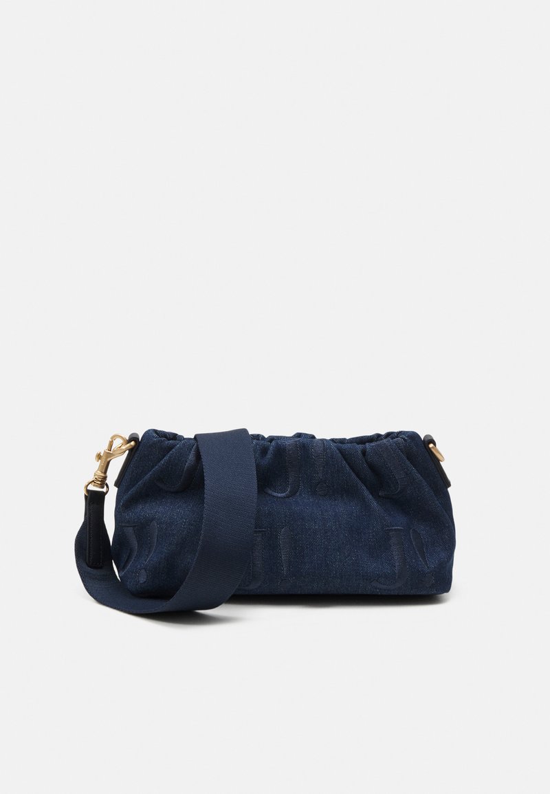Sac à épaule en denim bleu foncé avec un design froncé, bandoulière ajustable, quincaillerie dorée et motif de logo en relief ton sur ton.
