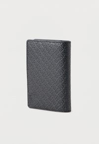 Μαύρο πορτοφόλι από υλικό με υφή και γεωμετρικό μοτίβο. Ορθογώνιο σχήμα με ραμμένα άκρα και ανάγλυφη επιφάνεια.