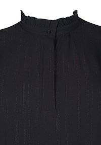 Blusa negra con cuello con volantes, que presenta un cierre de botones en el frontal y sutiles rayas verticales en diferentes texturas. Hecha de una tela ligera.