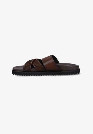 Donkerbruine leren slipper voor heren met twee textuurgedetailleerde, gekruiste banden en een brede, gladde band op een zwarte, getande zool.