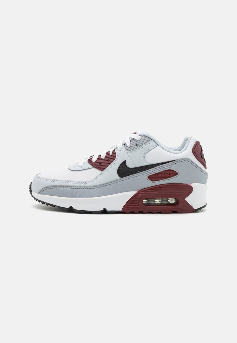 Os ténis Nike Air Max 90 apresentam um cabedal branco e cinza, realces em maroon, marcação preta e uma unidade de amortecimento de ar visível no calcanhar.