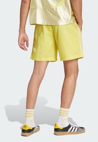 adidas Originals Kratke hlače - pure sulfur powder yellow
