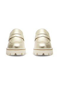 Loafers metalizate aurii cu o talpă groasă albă, având două benzi decorative cusute încrucișat pe față și un design cu vârf rotunjit.