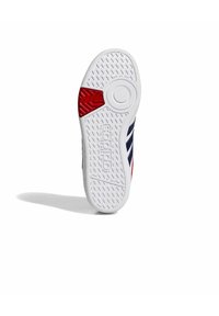 Suela de zapato con base de goma blanca, presenta un agarre texturizado, acento rojo y rayas marinas. Marca visible en la zona blanca.