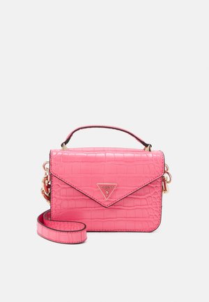 Lille lyserød tekstureret crossbodytaske med topgreb, guldfarvet hardware og trekantet Guess-logo på frontklappen.