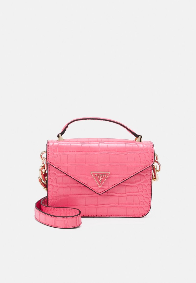 Petit sac bandoulière rose texturé avec poignée supérieure, ferrures dorées et logo Guess triangulaire sur le rabat avant.