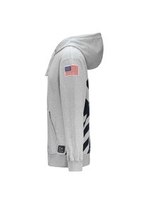 Felpa grigia con zip e cappuccio foderato, strisce diagonali blu navy e una patch della bandiera americana sulla manica sinistra. Tessuto morbido e polsini a coste.