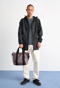 Rains TOTE BAG MICRO UNISEX - Torba preko tijela - muse