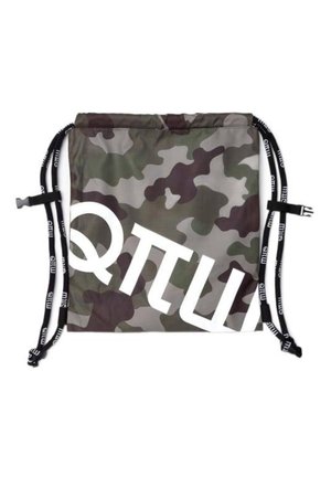 Worek ze ściągaczem w zielono-brązowy wzór kamuflażu z białym ukośnym logo, czarne regulowane paski z białym logo marki.