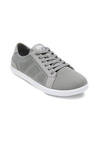 Grå mesh snörskor med vit sula, andningsbart material och "XERO"-logotyp på tungan och sidopanelerna.