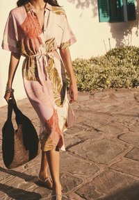 Knopfkleid aus leichtem Stoff mit floralem Muster in Rosa-, Grün- und Orangetönen, tailliert mit Gürtel und kurzen Ärmeln. Woven Bag Zubehör.