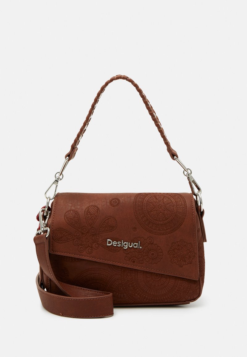 Borsa in finta pelle marrone con motivi floreali in rilievo, manico superiore intrecciato, tracolla staccabile e accentuazione del logo in argento.