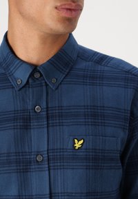 Lyle & Scott TONAL CHECK - Camicia - dark navy/dark denim
