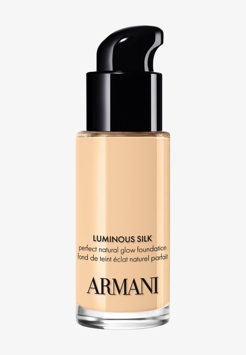 Flaske med Armani Luminous Silk foundation med naturlig glød og sort pumpe på hvid baggrund.