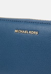 MICHAEL Michael Kors JET SET TRAVEL CONTINENTAL - Lommebok - dark chambray