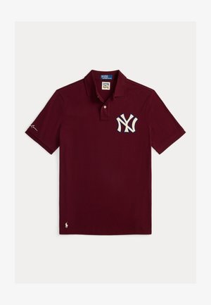 Camisa polo burdeos con cuello clásico, logotipo bordado de Nueva York en blanco y azul en el lado izquierdo del pecho, y un pequeño logotipo en la manga.