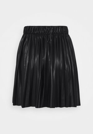 Jupe plissée noire en similicuir brillant avec une ceinture élastique, présentant des plis verticaux pour la texture et le mouvement.