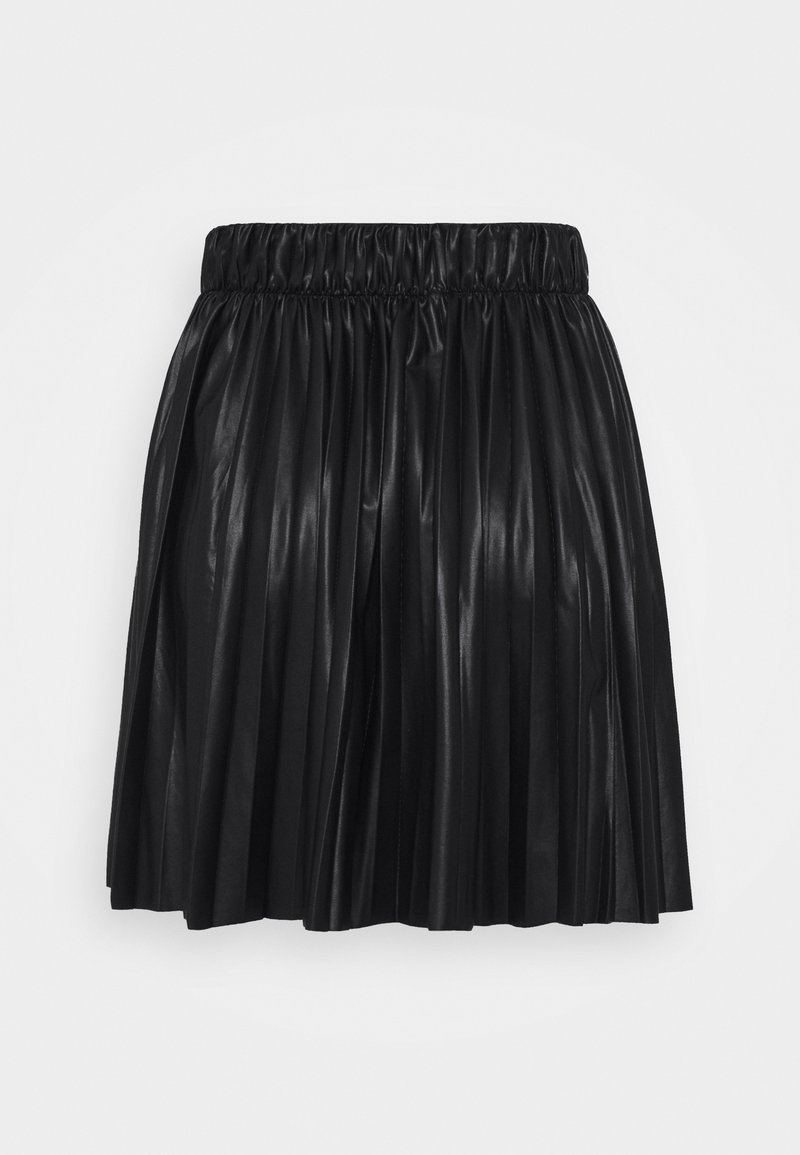 Jupe plissée noire en similicuir brillant avec une ceinture élastique, présentant des plis verticaux pour la texture et le mouvement.