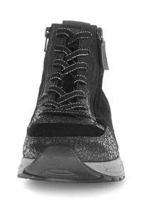 Zwarte enkellaarsjes met een mix van gebarsten leer en suede. Voorzien van opvallende veters, een zijrits en een gestructureerde rubberen zool.