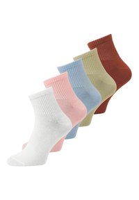 Korte bomuldsstrømper i et sæt af fem. Farverne inkluderer hvid, pink, blå, oliven og rust. Ribbet manchetter og glat tekstur.