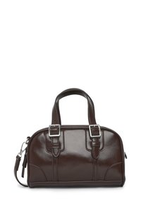 Sac à main en cuir marron foncé avec finition brillante, poignées courtes, quincaillerie en argent et forme arrondie ; présente deux accents latéraux et une bandoulière amovible.