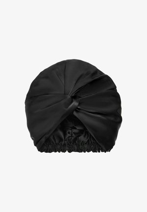 Zwart satijnen haarbandje met een gedraaide knoopontwerp en een elastische band aan de onderkant voor een veilige pasvorm.
