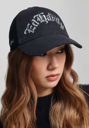 Ed Hardy, UNISEX GOTHIC 5 PANEL TRUCKER CAP - Pet - black