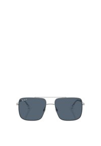 Obdélníkové sluneční brýle s tmavě šedými skly, stříbrným kovovým rámem a tenkými nožičkami. Na jednom skle je logo Ray-Ban.