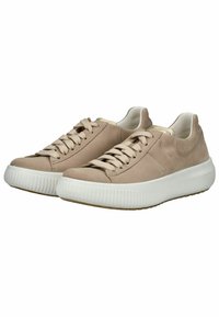 Beige Wildlederschuhe mit weißer Gummisohle, runder Zehenpartie und flachen Schnürsenkeln. Verfügt über ein strukturiertes Muster auf der Sohle und einem Stofffutter.