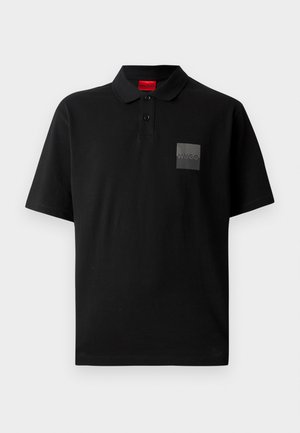 Crna polo majica izrađena od pamuka, s klasičnim ovratnikom, dva dugmeta i teksturiranim crnim logom na prsima.