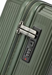 Zelený tvrdý kufr s dvojitými stříbrnými zipy označenými "WITTCHEN", zamčený vestavěným černým kombinačním zámkem nastaveným na 0-0-0.