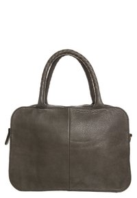 Grå läderhandväska med dubbla flätade handtag, rektangulär form, texturerad yta och sömmar längs mitten. Inga synliga metalldetaljer.