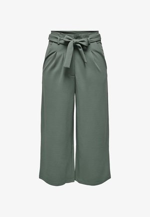 Kalhoty culotte v tlumené zelené látce, s páskem na zavázání, se sklady v pase a širokým střihem. Hladká textura a délka ke středu lýtek.