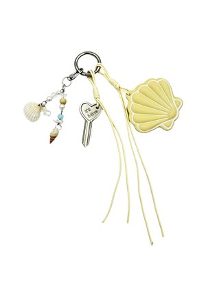 Portachiavi con ciondolo a conchiglia gialla, una chiave d'argento con incisione "It’s Mine" e conchiglie e perline decorative su un anello di metallo.