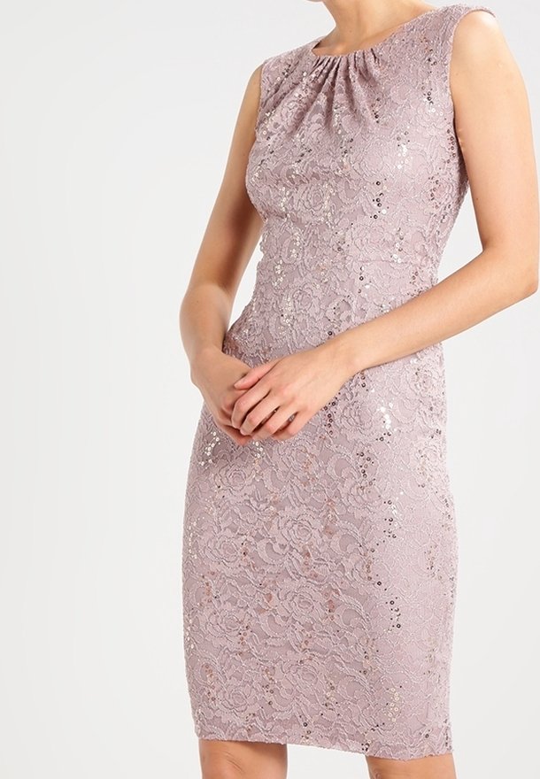 Robe sans manches à longueur genou avec motif en dentelle florale et sequins subtils, silhouette ajustée, portée par une personne les mains jointes devant.